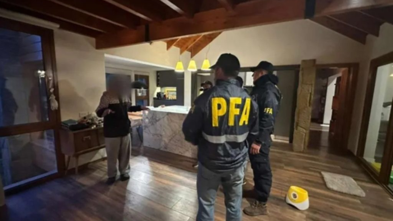 La Policía federal allanó la casa de una pareja de DJs de San Martín de Los Andes. | LM Neuquen La Policía federal allanó la casa de una pareja de DJs de San Martín de Los Andes.