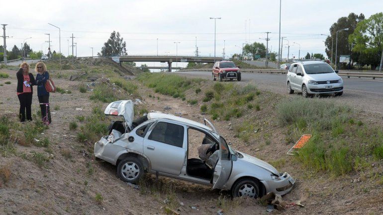 Perdió el control del auto y volcó en la Ruta 7