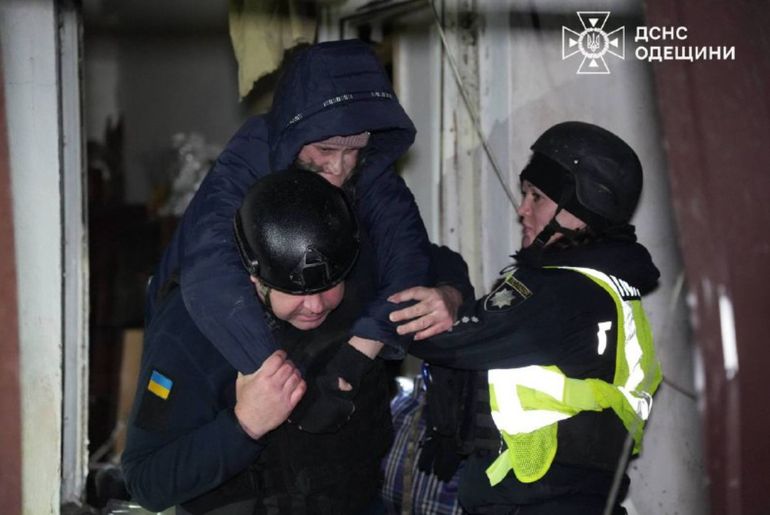 Dramáticas imágenes del rescate de personas afectadas por el ataque de Rusia en Odesa, al sur de Ucrania. Dramáticas imágenes del rescate de personas afectadas por el ataque de Rusia en Odesa, al sur de Ucrania.