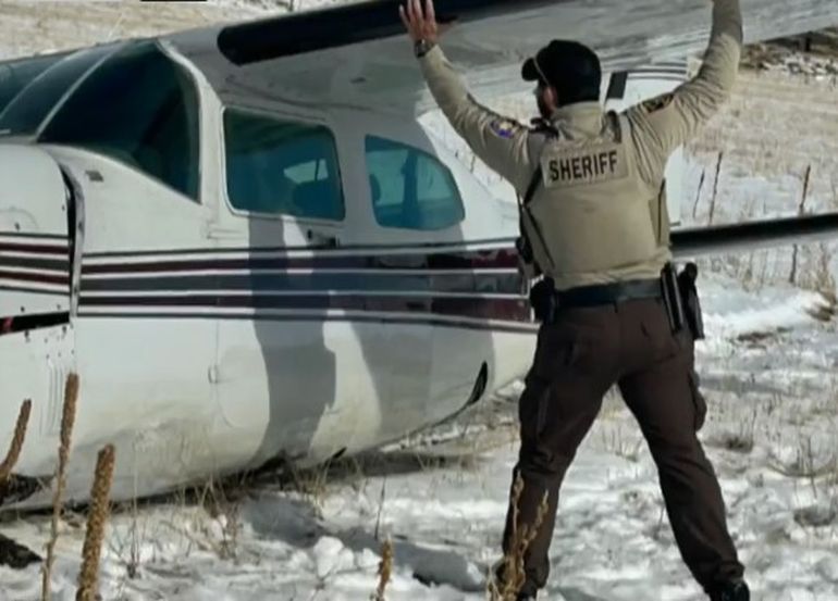 La Policía trabaja sobre otro de los aviones siniestrados recientemente en el estado de Arizona. La Policía trabaja sobre otro de los aviones siniestrados recientemente en el estado de Arizona.