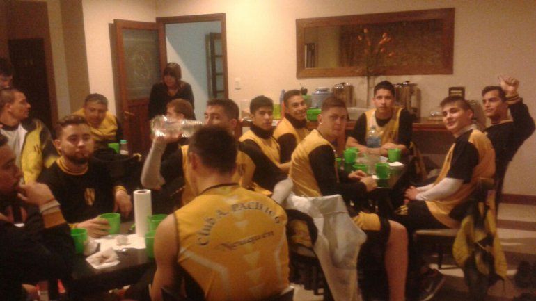 El Aurinegro ya está en la localidad rionegrina a la espera del pitazo.