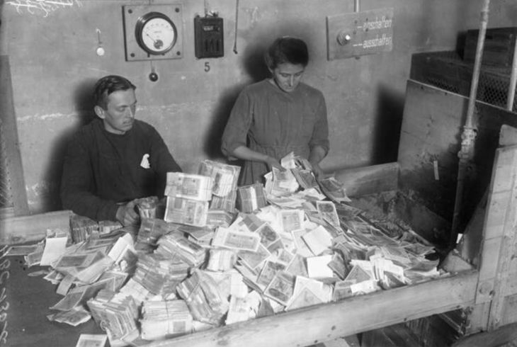 En la Alemania de 1920, donde miles de billetes ya no valían nada, la hiperinflación empujó a familias desesperadas a creer en el sueño patagónico. En la Alemania de 1920, donde miles de billetes ya no valían nada, la hiperinflación empujó a familias desesperadas a creer en el sueño patagónico.