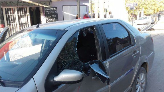 No pudo frenar a tiempo y terminó con la cabeza metida en un auto