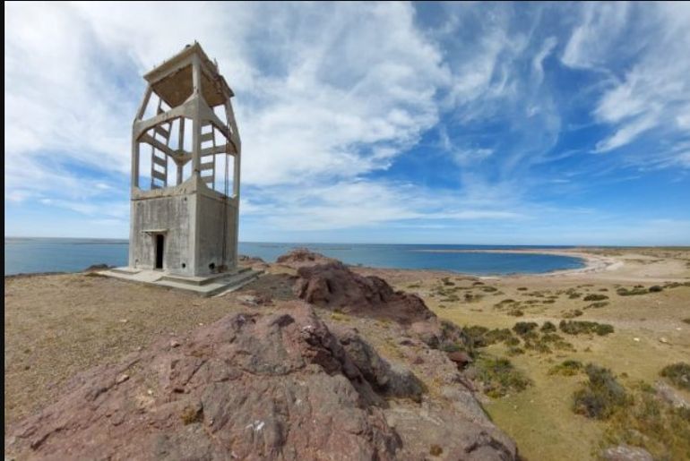 Desde Puerto Deseado partirán excursiones a los altos miradores de Punta Buque. 