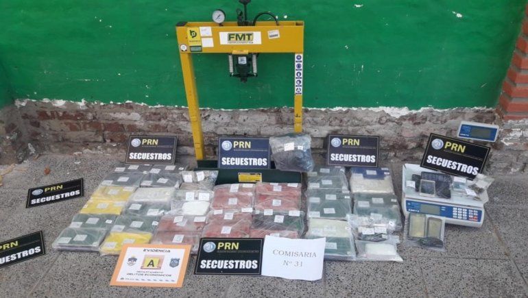 Investigaban estafas millonarias a comerciantes y hallaron 23 kilos de cocaína
