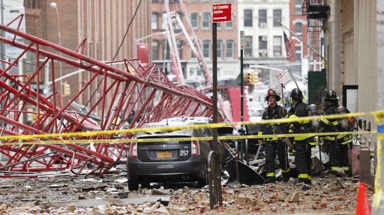 Bomberos de Nueva York en el lugar donde cayó la grúa.