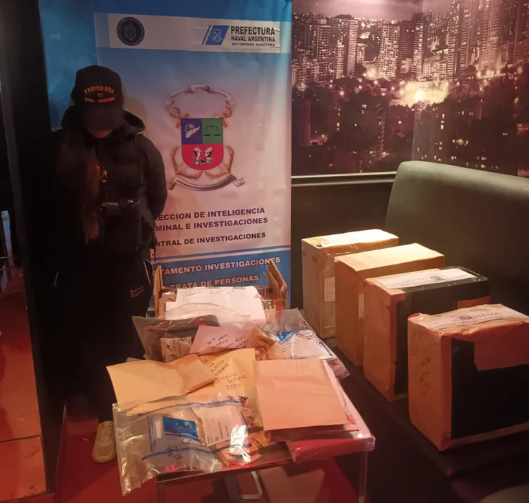 En los domicilios allanados por el caso de trata de personas se secuestraron más de 3.000.000 de pesos, más de 23.600 dólares, más de 1.900 euros, 2.140 reales, cuatro teléfonos celulares, una notebook y documentación En los domicilios allanados por el caso de trata de personas se secuestraron más de 3.000.000 de pesos, más de 23.600 dólares, más de 1.900 euros, 2.140 reales, cuatro teléfonos celulares, una notebook y documentación