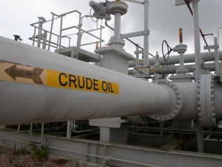 Foto de archivo de unas tuberías y válvulas petroleras en Freeport, Texas. Jun 9, 2016.  REUTERS/Richard Carson