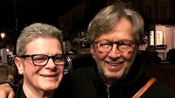 Santaolalla celebró la convocatoria de Clapton como un honor máximo.&nbsp;