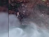 Video: la irresponsable y riesgosa maniobra de un grupo de turistas en el Salto del Agrio
