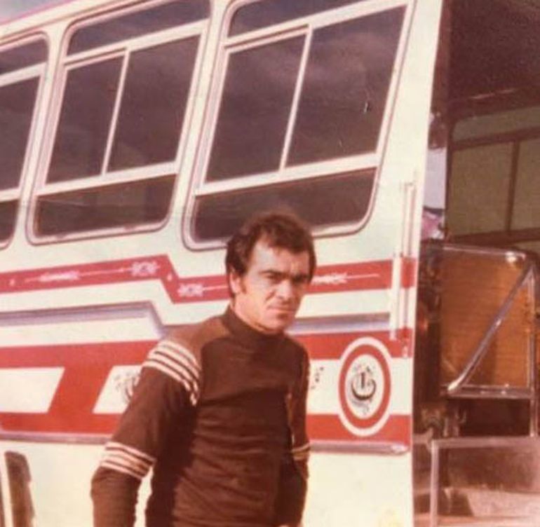 Omar González, a mediados de la década del 70, comenzó hacer recorrido con un colectivo usado que compró en Bahía Blanca. Tiempo más tarde le daría vida a la empresa Gonzomar.