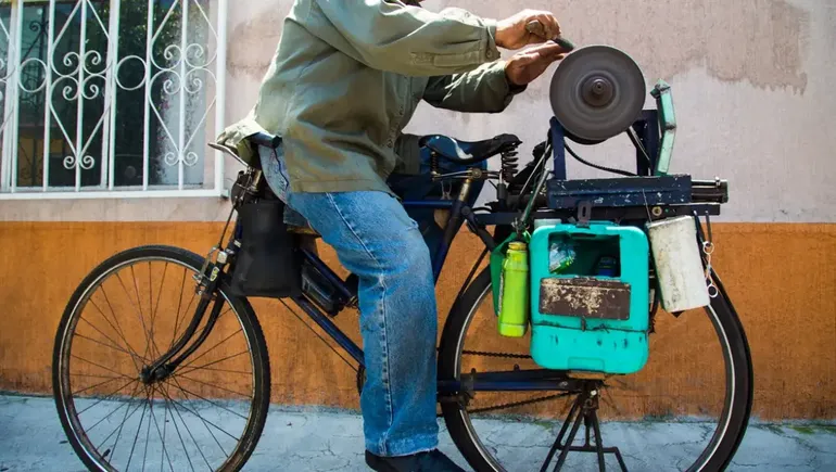 Estafas puerta a puerta: el afilador de cuchillos que tiene en vilo a Neuquén