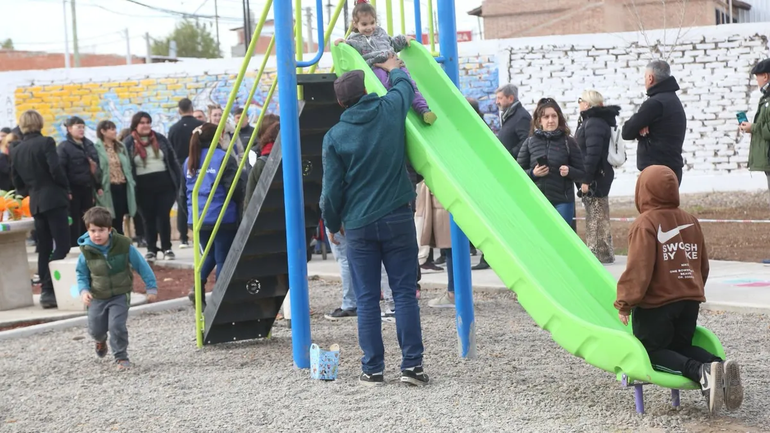 Un viejo barrio de Neuquén estrenó una plaza más verde y segura