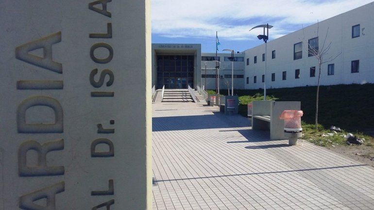 Una de las agentes está internada en la terapia intensiva del Hospital Zonal Dr. Andrés Ísola, de Puerto Madryn. Una de las agentes está internada en la terapia intensiva del Hospital Zonal Dr. Andrés Ísola, de Puerto Madryn.