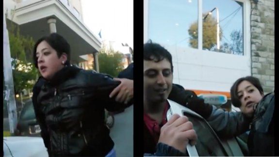 El momento en que los dos jóvenes son llevados a la comisaría de Bariloche.
