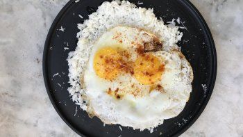 arroz con huevo frito