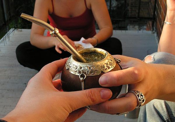Tres mujeres graves por tomar mate con yerba envenenada