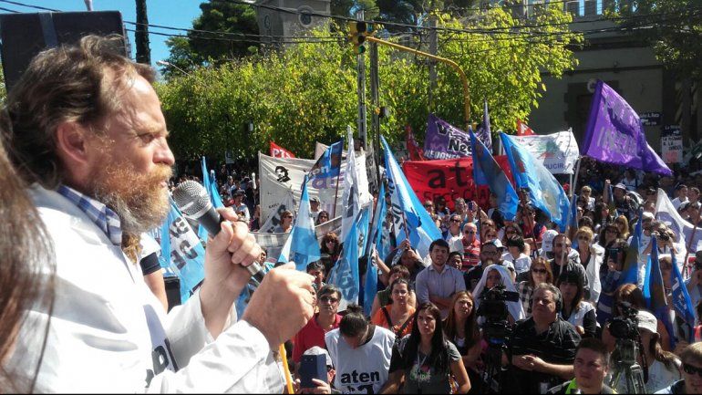 Los docentes marcharon desde el Aeropuerto y Ruta 7 a Casa de Gobierno