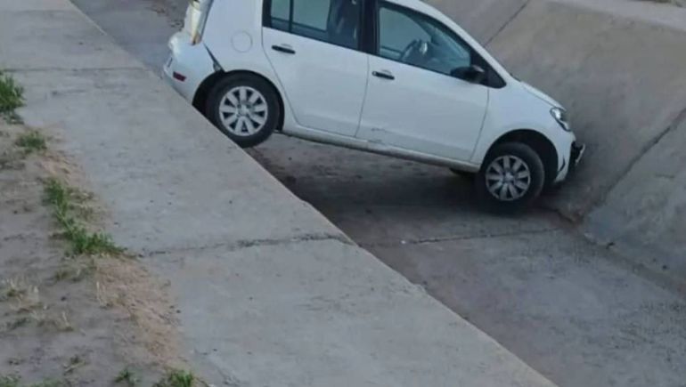 Afortunadamente, no se registraron heridos, luego de la caída del auto en el canal. Afortunadamente, no se registraron heridos, luego de la caída del auto en el canal.
