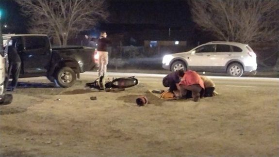 Una motociclista chocó una camioneta y se salvó de milagro