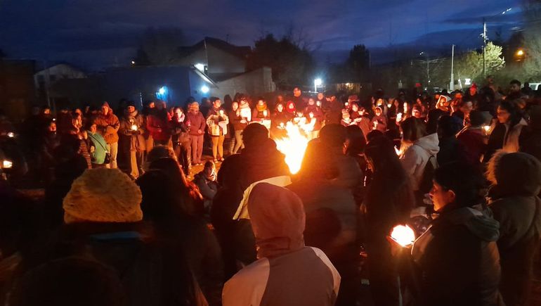 La comunidad de Junín de los Andes marchó por Justicia por el femicidio de la portera.