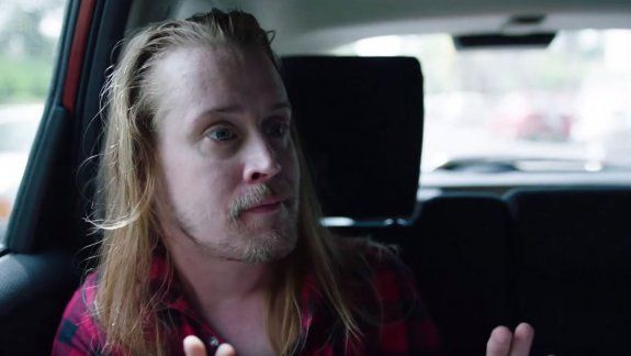 A los 35 años, Macaulay Culkin aparece bastante desaliñado y luce con el pelo largo, barba y delgadísimo.