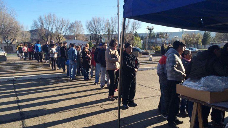 Furor por el camión de Pescado Popular en Piedra del Águila.