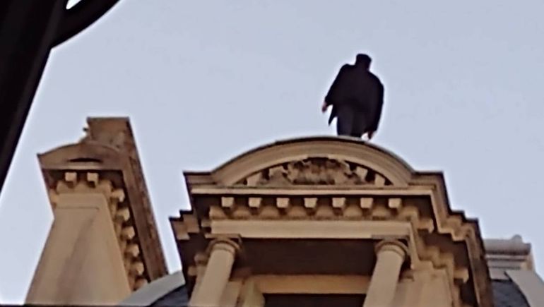 La silueta del hombre en las alturas