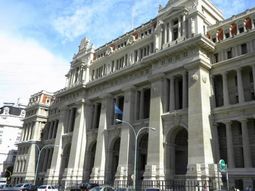 La Corte Suprema confirmó la condena de 12 años de prisión para el DJ y bailarín por violar y corromper a la hija de quien era su pareja. La Corte Suprema confirmó la condena de 12 años de prisión para el DJ y bailarín por violar y corromper a la hija de quien era su pareja.