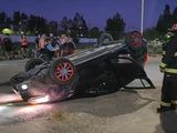 Conductora borracha quiso sobrepasar a otro auto y volcó