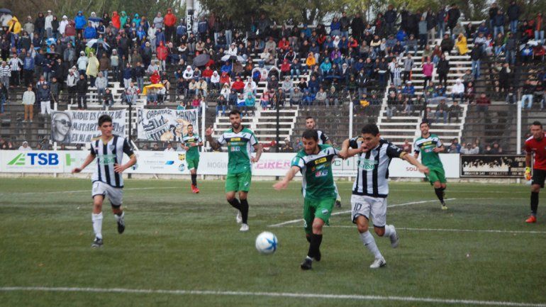 El Albinegro perdió ante Villa Mitre y quedó casi eliminado