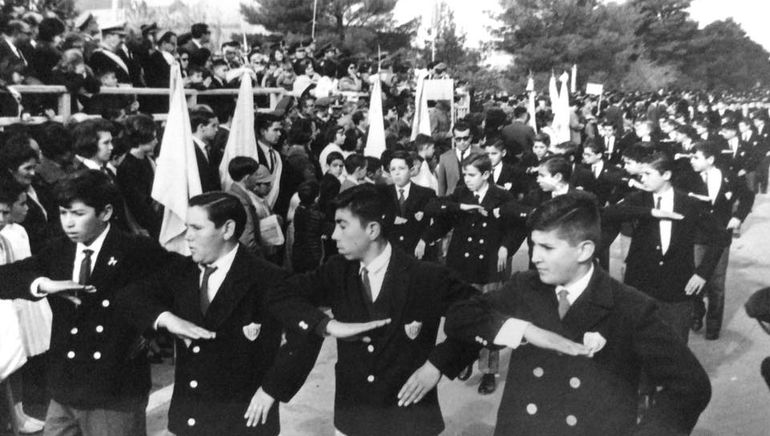 Alumnos del Colegio Don Bosco, en un desfile de 1965 (Foto de Choli Guinder, en Facebook) Alumnos del Colegio Don Bosco, en un desfile de 1965 (Foto de Choli Guinder, en Facebook)