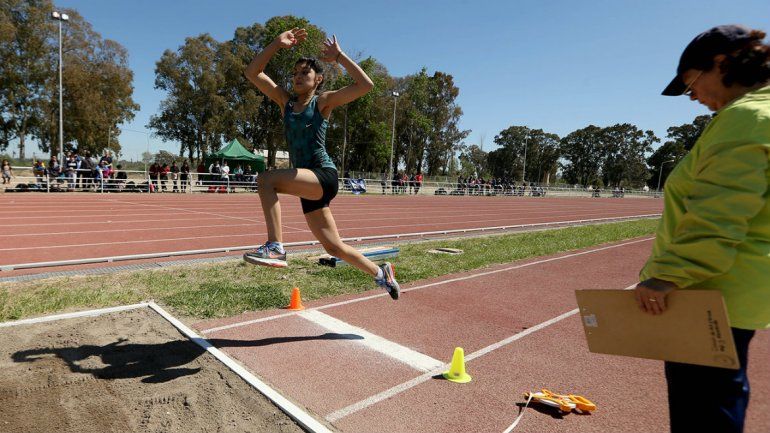Siguen inscribiendo a los jóvenes para las becas deportivas