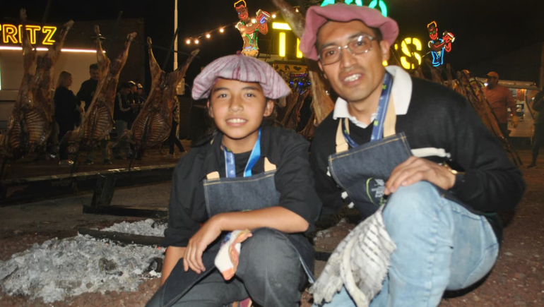 Campeones nacionales de asadores a la estaca en Zapala: la historia de Antu y Leo