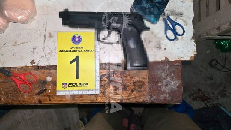 El resultado de los allanamientos en Añelo fueron muy positivos, con el secuestro de armas de fuego y drogas. El resultado de los allanamientos en Añelo fueron muy positivos, con el secuestro de armas de fuego y drogas.