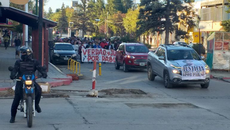 El primer día de cada mes, la familia del soldado Pablo Córdoba, marcha por la ciudad para pedir que se esclarezca el crimen. (Foto: Gentileza La Vos del Pueblo Zapala)