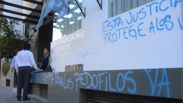 El fotógrafo fue encontrado tirado junto a su camioneta el 29 de enero en la meseta con una V en la frente.