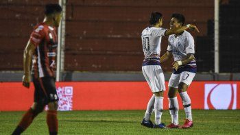 Oscar Romero festeja con Bareiro, que también anotó. Oscar Romero festeja con Bareiro, que también anotó.