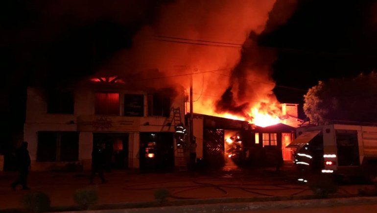 Devastador incendio en Piedra del Águila consumió tres comercios y una casa
