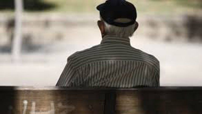 Un yerno encontró al hombre dormido y desnudo en la cama.