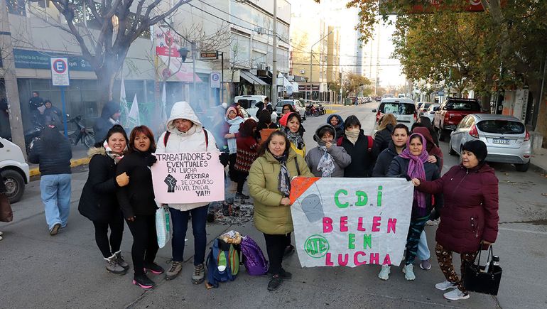 Corte en pleno centro: un grupo de estatales reclama estabilidad laboral y denuncia persecución