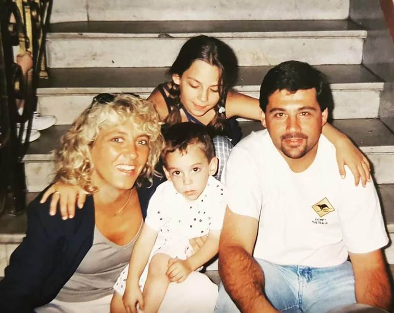 Coven junto a su familia.