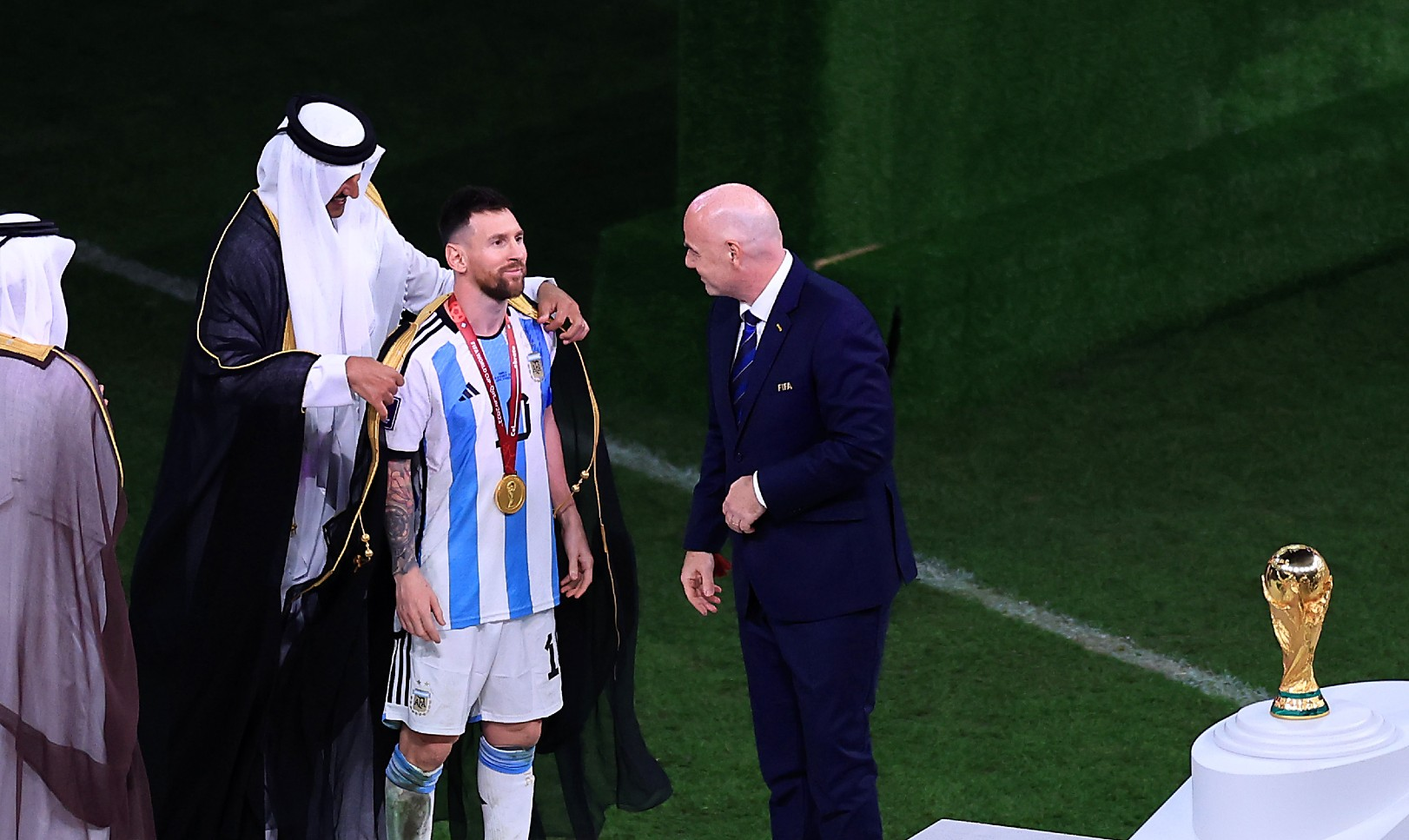 Le ofrece un palo verde a Messi por la túnica de la final: ¿acepta Leo?
