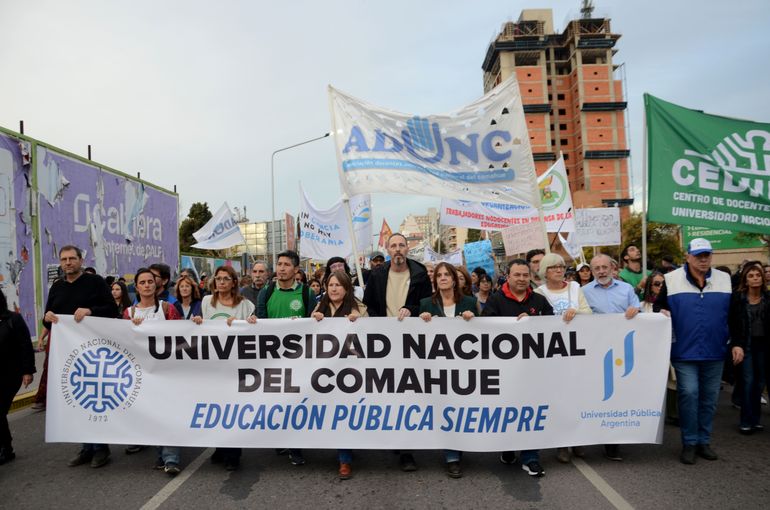 Las autoridades de la UNCo y los sindicatos de la casa de altos estudios encabezaron la marcha.