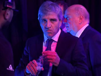 Las promesas de un dólar controlado chocaron con la inflación, el atraso cambiario y la falta de dólares genuinos, dejando al descubierto los límites del plan económico del Gobierno. (Foto: JC Casa LPO)