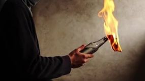 El presunto ataque fue cerca de la una de la mañana: según peritos de los Bomberos de Trelew, tiraron un objeto contundente incendiario tipo bomba Molotov (imagen ilustrativa).&nbsp;