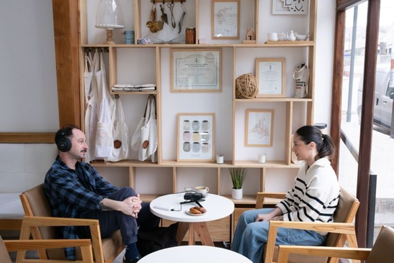 Charlando con Yvonne, una mañana en su pastelería. Charlando con Yvonne, una mañana en su pastelería.
