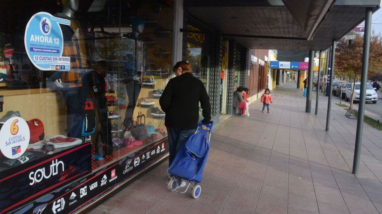 La ciudad trata de proteger a un sector importante de la economía. Yo Compro en Plottier es el nombre de la campaña de difusión que busca que los vecinos gasten la plata en la localidad.