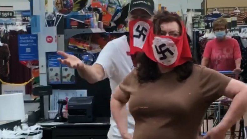 Polémica por pareja que fue al súper con barbijos nazis