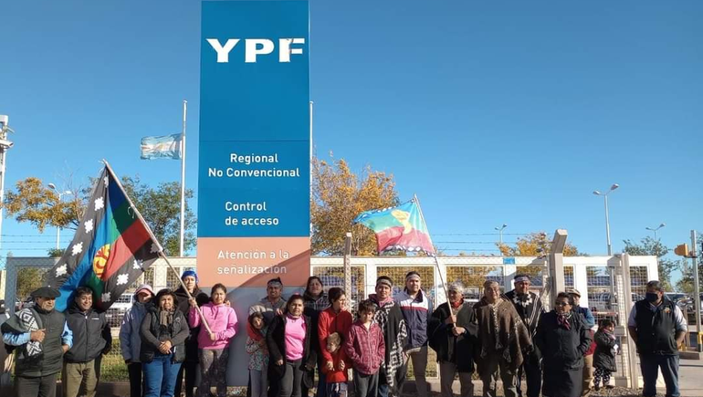 Los mapuches tiene tierras cerca de Loma Campana en YPF. En 2017 hubo un operativo de Gendarmería Nacional donde Patricia Bullrich fue acusada de abuso de autoridad. Los mapuches tiene tierras cerca de Loma Campana en YPF. En 2017 hubo un operativo de Gendarmería Nacional donde Patricia Bullrich fue acusada de abuso de autoridad.